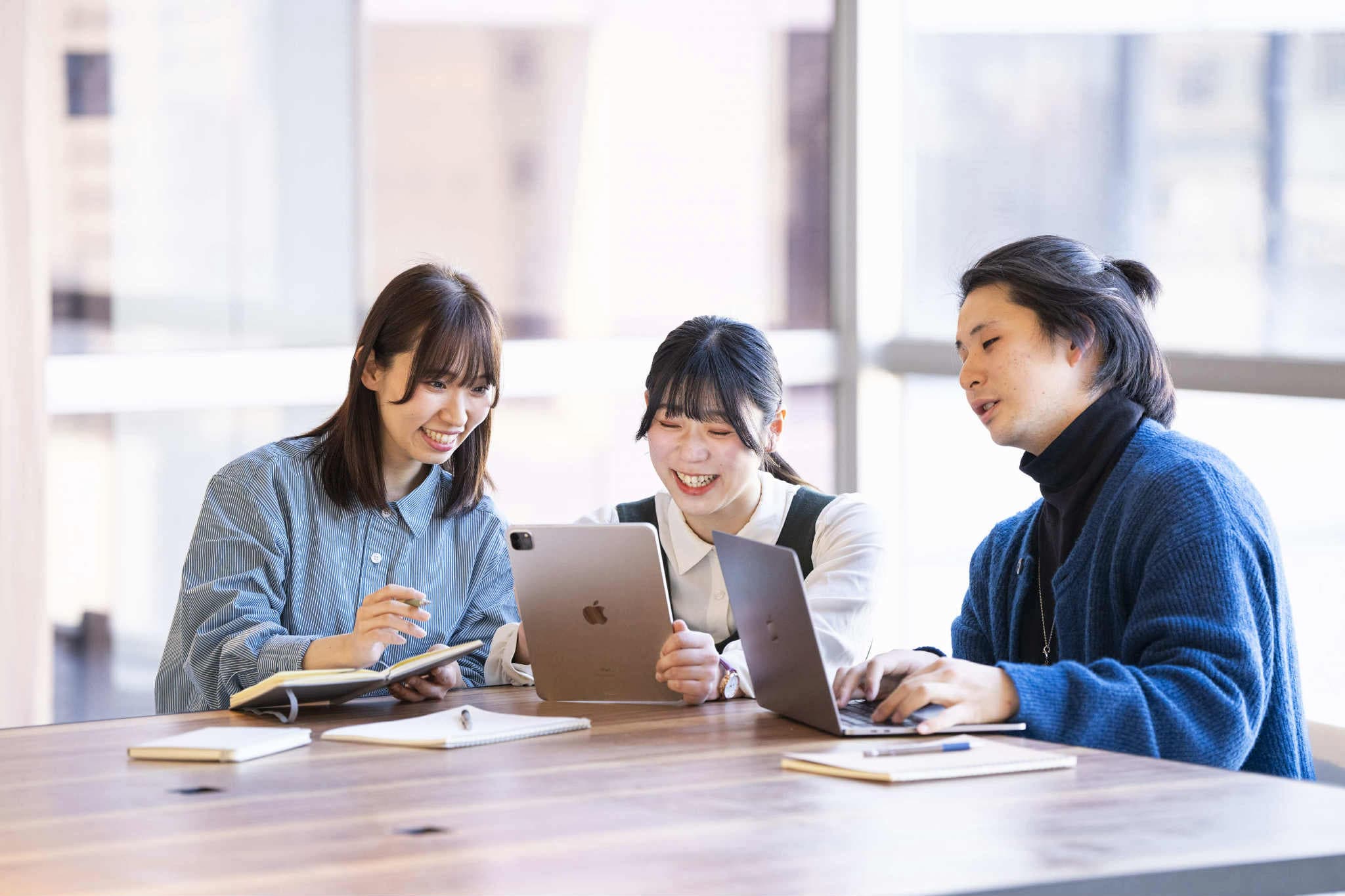 女性スタッフが学生とタブレットを使って学ぶ様子：MOFF教育・スクール事業紹介セクション
