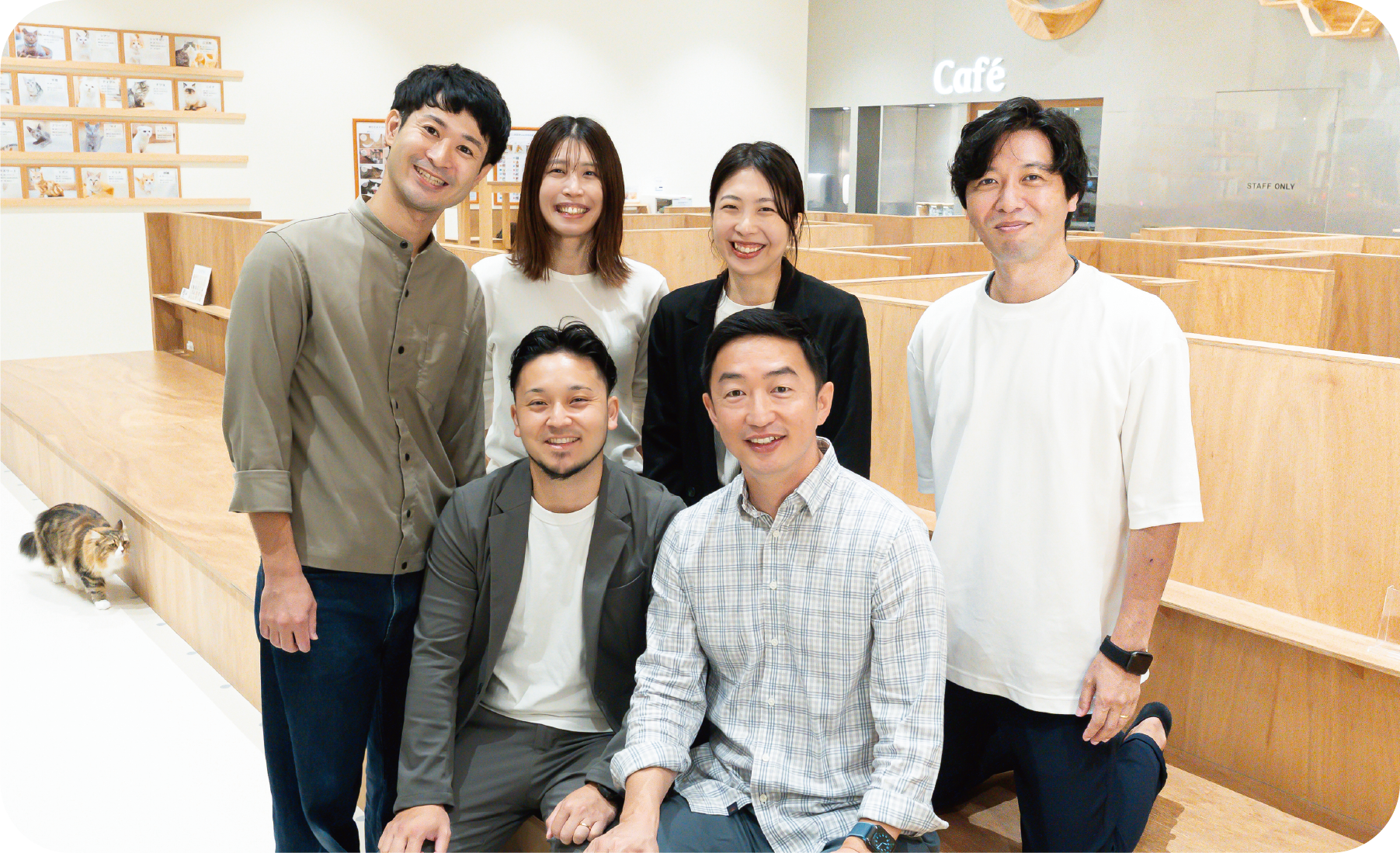 MOFFの社員が笑顔で集まる企業情報イメージ写真